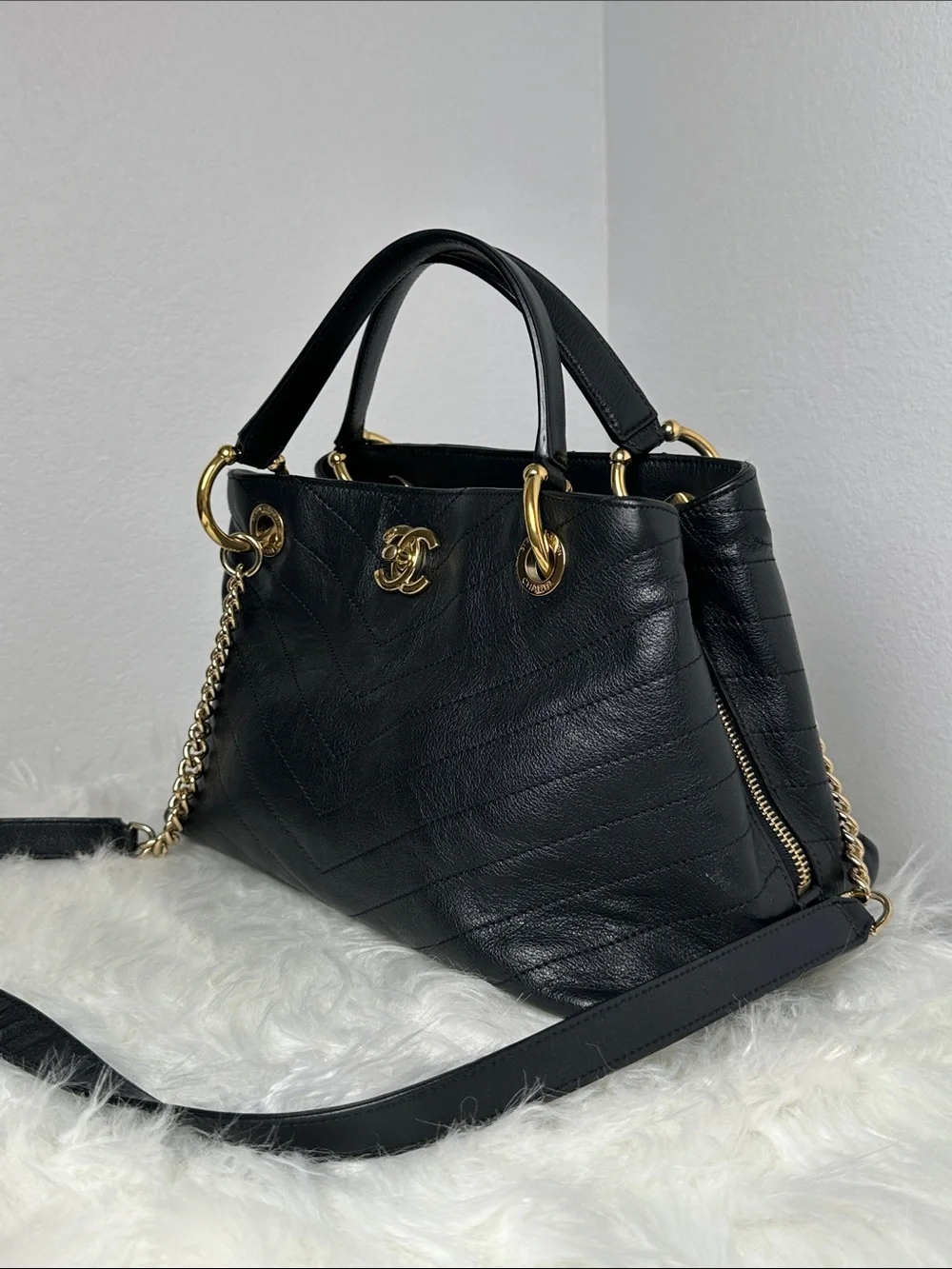 💯Authentic Chanel Chevron Quilted Shoulder Bag – Black Leather & Gold Hardware🍀